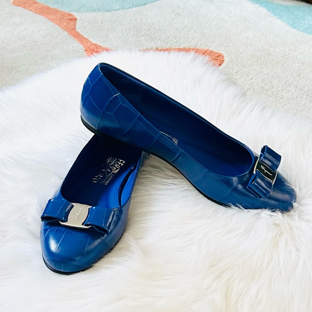 NIB Ferragamo Varina Croc Cobalt Blue Ballet Flats with Bow/Silver Buckle Sz 9